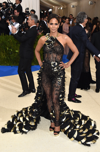 Не стыдно, когда видно: «голые» наряды MET Gala 2017