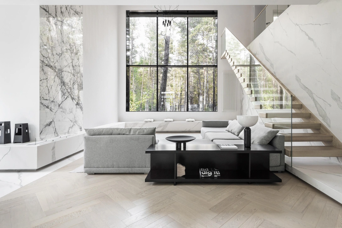 Двусветная гостиная. Керамогранит на стене, Laminam. Диван изготовлен на заказ. | Источник: Глеб Крамчанинов