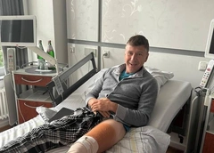 Алексей Ягудин перенес операцию на ноге, лицо Виктории Бони начинает преображаться. Соцсети звезд