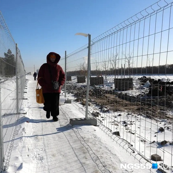 На участке от Кемеровской до Таубе проход для пешеходов огородили забором | Источник: Евгений Софийчук / NGS55.RU