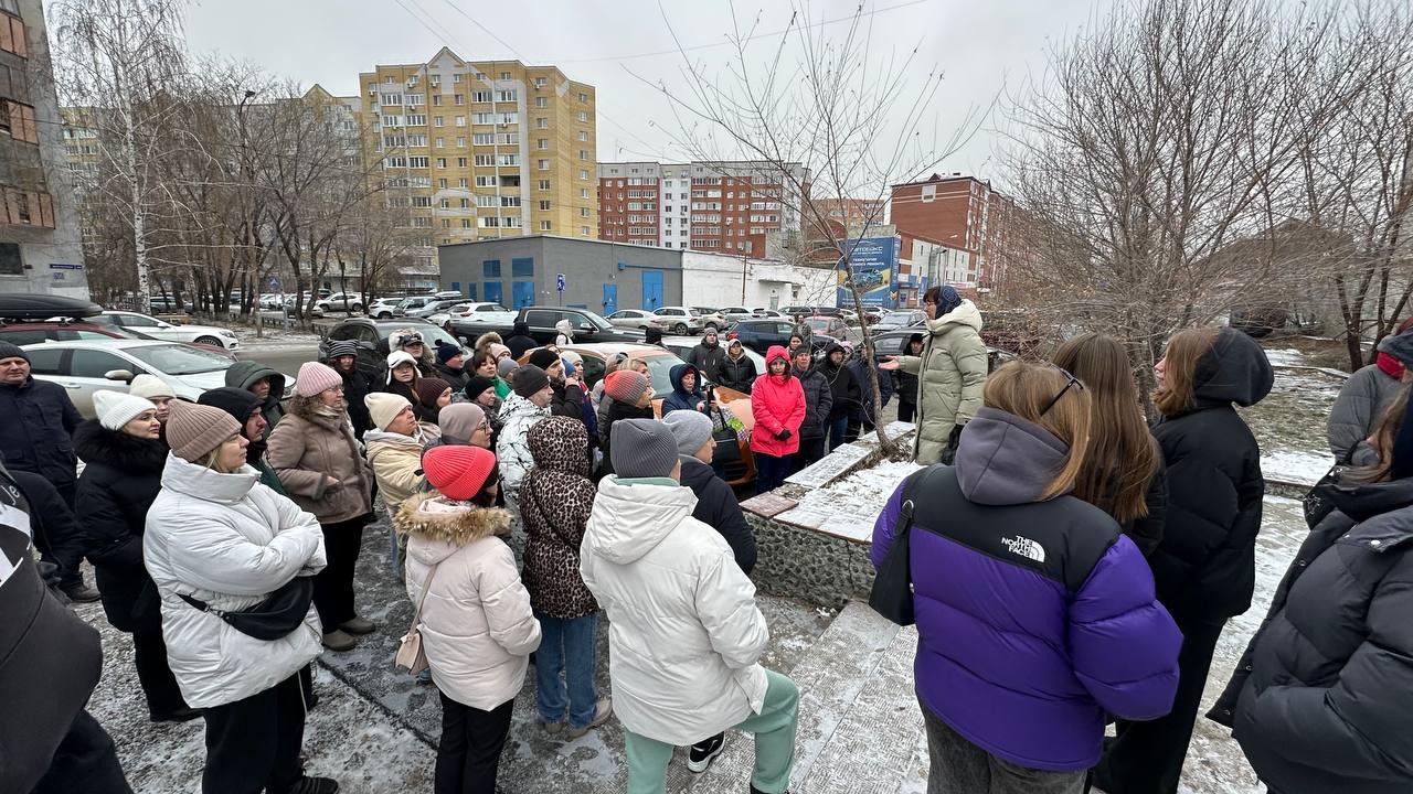 В Тюмени дети стоят перед школой — их не пускают забрать вещи. Что происходит? 