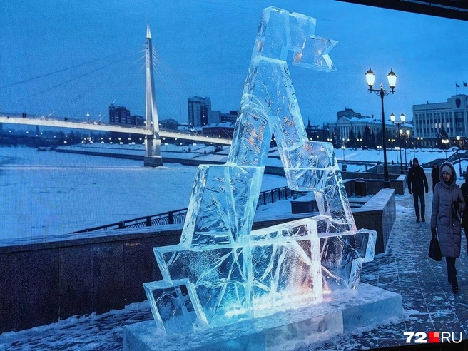 Но не баннерами едиными! Про фигурки изо льда тоже забывать не стоит. Дощаник во всей своей красе | Источник: Павел Красоткин / 72.RU