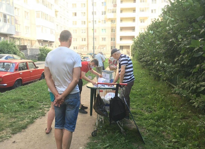 В Петербурге «избирательный участок» организовали в тележке из «Пятерочки» | ya62.ru