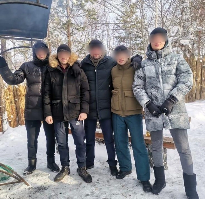 Отдых на Алтае собрал «малознакомых» между собой полицейского и «общественных наблюдателей (трое справа). Фото сделано за несколько месяцев до проведения ОРМ. На сегодняшний день снимки удалены из соцсетей | Источник: Гойджа Гусейнов
