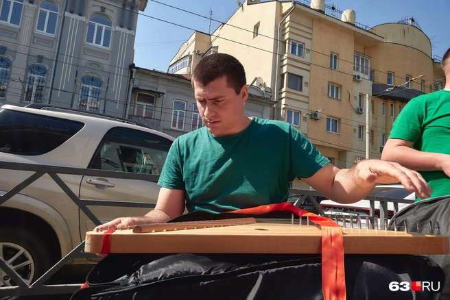 Сейчас настроим гусли… и запоём | Источник: Роман Данилкин / 63.RU 
