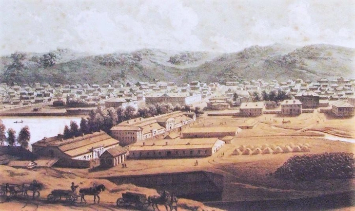 Вид Барнаула с правого берега реки Барнаулки во второй половине 1850-х. Цветная гравюра по рисунку художника П. М. Кошарова. | Источник: Wikimedia Commons