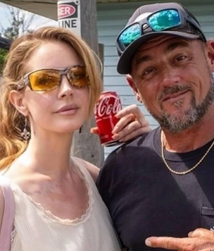 Лана Дель Рей помогает мужу — охотнику на крокодилов: фото