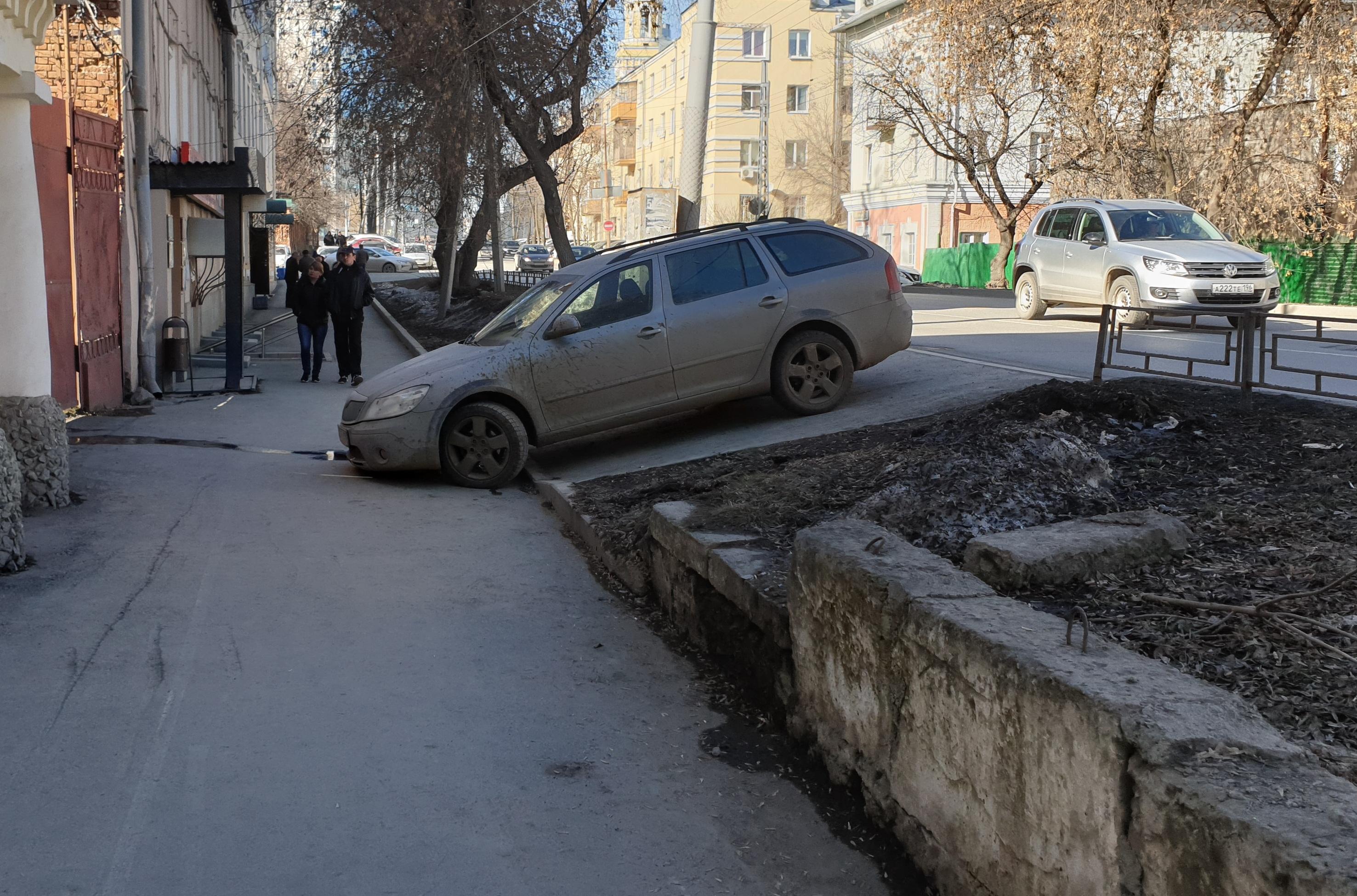 Как по-хамски паркуются в Екатеринбурге - 10 апреля 2019 - Е1.ру