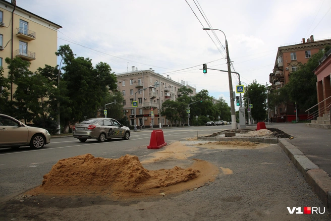 Возле перекрестка с улицей Гагарина также решено сократить возможность парковаться бесплатно | Источник: Константин Завриков / V1.RU