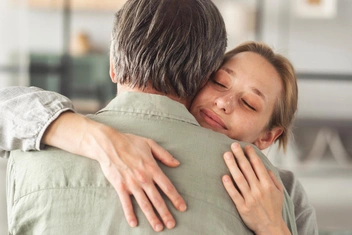 «Отец говорит, что любит и скучает, но сам никогда не пишет и не звонит. Как стать с ним ближе?»