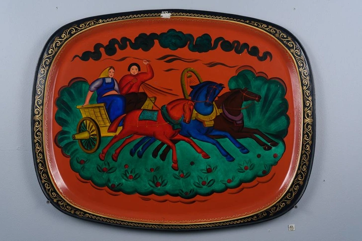 Поднос «Тройка». Московская область, деревня Жостово. 1950. Автор росписи — Н. Н. Мажаев. Металл, масло, лак; штамповка, роспись. 46×59 см. Из коллекция Жостовской фабрики декоративной росписи | Источник: пресс-служба выставки