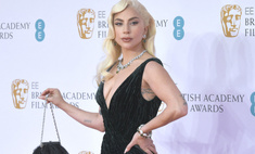 Укладка в стиле ретро и элегантный макияж: роскошный образ Леди Гаги на BAFTA 2022