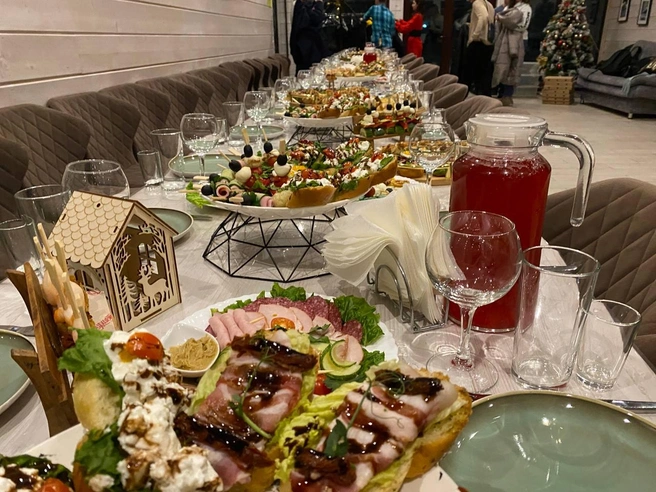 Команда приготовит для вас блюда, привезет их и накроет на стол | Источник: «Фуршет NSK»