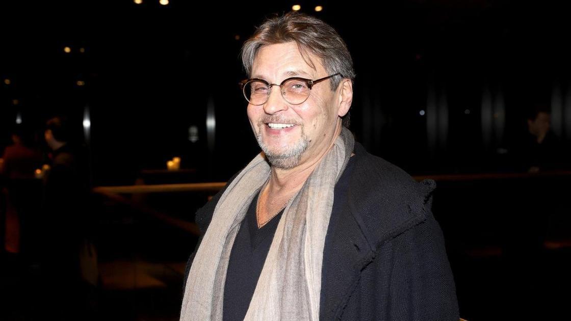 62-летний Александр Домогаров больше не скрывает тайную жену&nbsp;&mdash; она на 21 год моложе