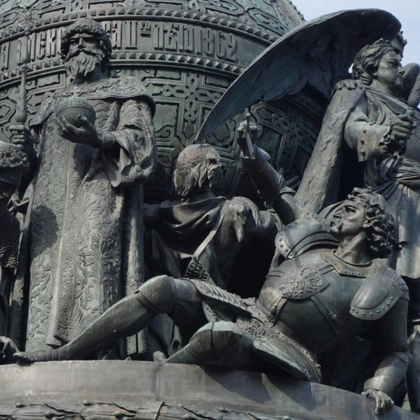 Иван III и ливонский рыцарь (фрагмент памятника Тысячелетие России) | Источник: Voevoda, CC BY-SA 4.0, через Викисклад