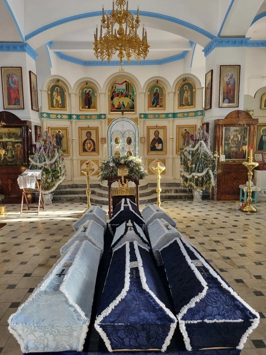 «Гробы с останками Григория Сергеевича Аксакова, его жены Софьи Александровны, детей Сергия, Константина, Нонны, Натальи, Софии, внука Николая и одного неизвестного мужчины, его же имя ведомо Господу, но неведомо как попавшему в склеп, погрузят на катафалк, и они отправятся к месту, теперь уже надеюсь, вечного упокоения в родовой склеп Аксаковых в село Страхово»,&nbsp;— анонсировали историческое событие в храме | Источник: Под Покровом Богородицы / Vk.com