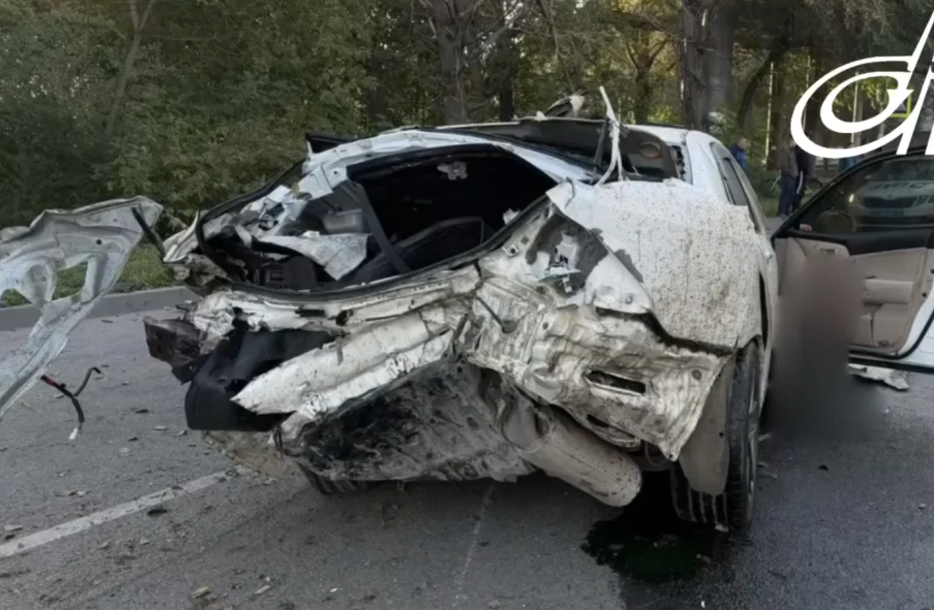 В Челябинске водитель Toyota врезался в столб, а потом в автобус, погиб пассажир
