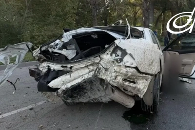 В Челябинске Toyota врезалась в столб и автобус, есть погибшая