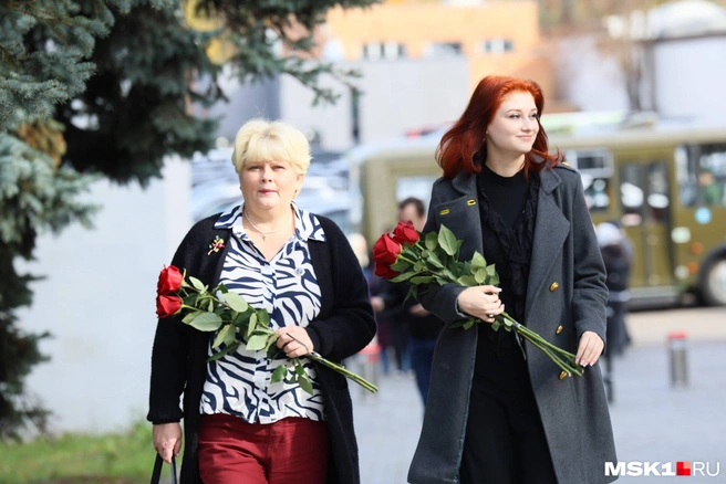 Поклонники звезды 90-х принесли на прощание букеты | Источник: Артём Устюжанин / MSK1.RU