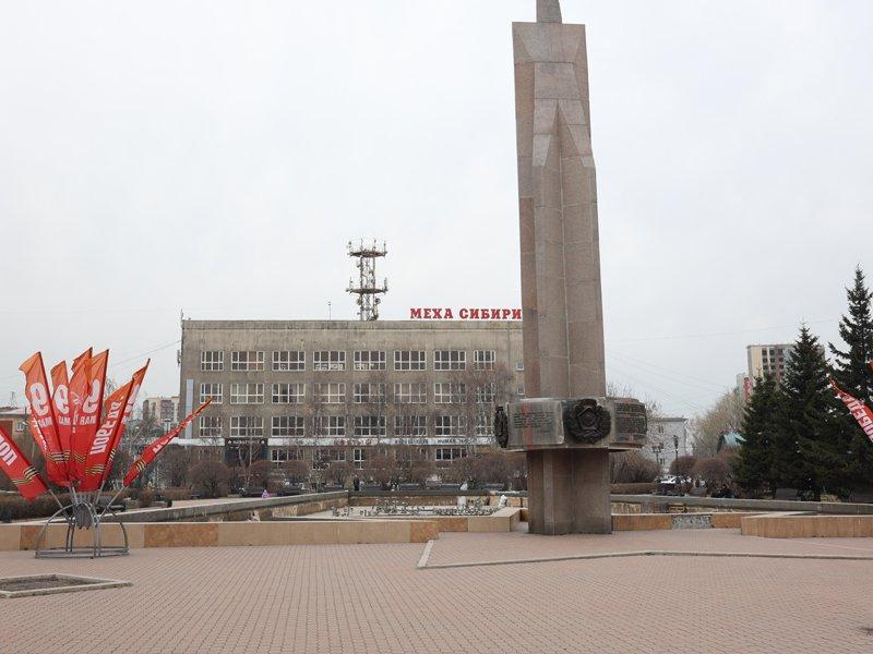 На цилиндрическом поясе монумента прикреплены три барельефа с памятными надписями. В 2008 году монумент отреставрировали, в том же году обновили и самe площадь 50 лет Октября. Главным украшением стал 12-метровый цветодинамический фонтан — самый высокий в Иркутске | Источник: Ксения Филимонова / «ИрСити»