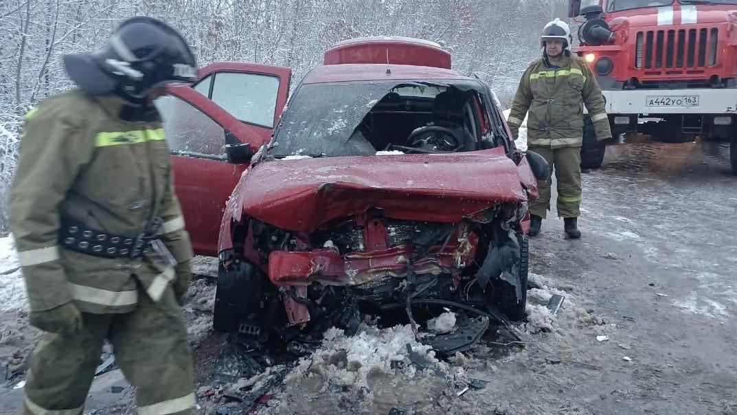 В ДТП с грузовиком на трассе под Самарой разбились две женщины