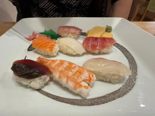 Суши в Японии чуть другие, чем у нас: васаби часто уже заранее внутри риса, а ломтики рыбы — сверху | Источник: личный архив