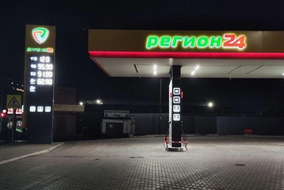 На заправках Красноярска резко упали цены на бензин