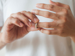 Развод и девичья фамилия: как поддержать мужчину в тяжелый период