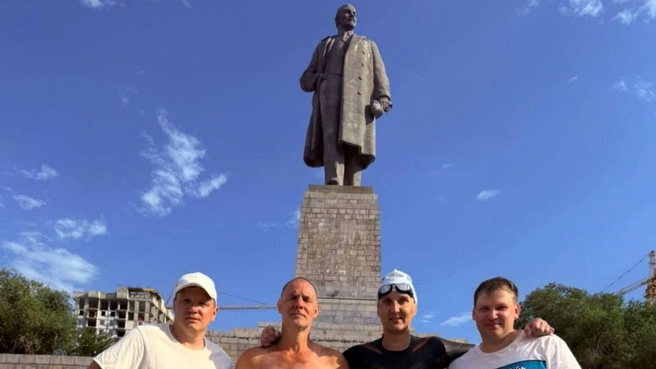 Пловец и сопровождавшая его команда на конечной точке маршрута | Источник: Сергей Бобрышев