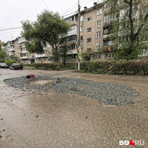 Водители поставили у дыры аварийные «треугольники» | Источник: Василина Любимова / 59.RU