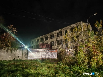 Промышленные виды на Щорса — сюда попадаешь, сворачивая с Черновицкой | Источник: Кристина Мельникова / YA62.RU