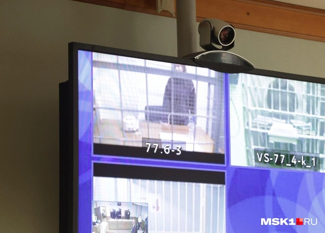 На столе рядом с Женей можно разглядеть стационарный ингалятор | Источник: Дмитрий Толстошеев / MSK1.RU