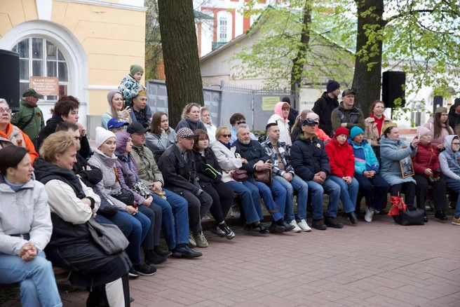 Люди с интересом наблюдали за происходящим | Источник: Кирилл Поверинов / 76.RU