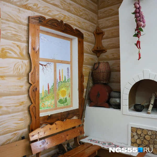 У входа в школьный музей&nbsp;— печка | Источник: Евгений Софийчук / NGS55.RU