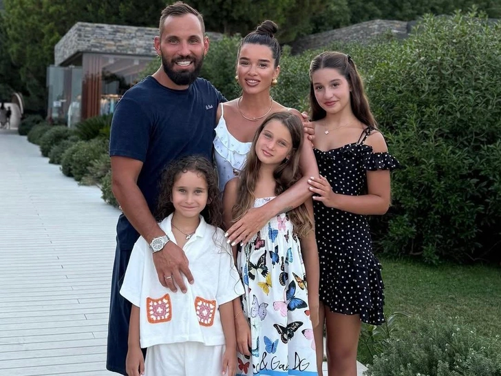 Николай Сердюков с дочерью и Ксения Бородина со своими детьми