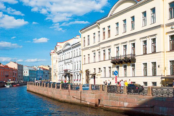 Оля приобрела роскошные апартаменты в Санкт-Петербурге с видом на реку Мойку
