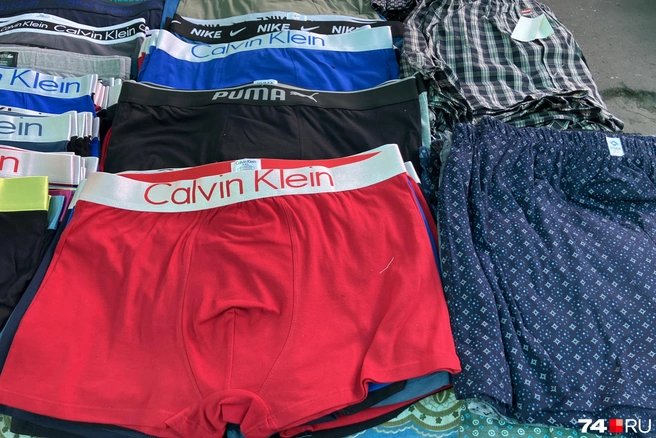Calvin Klein сделал культовой широкую резинку с логотипом, теперь такие трусы&nbsp;— признак статусности, даже если это фейк | Источник: Игорь Титов