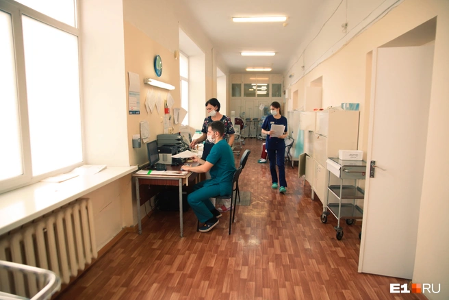 Закон об обязательном наставничестве и отработке в госбольнице пугает студентов тем, что им придется работать за низкую зарплату с удвоенной нагрузкой | Источник: Денис Полуэктов / E1.RU