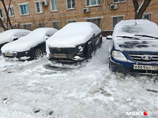 Рабочий расчистил дорогу к машинам&nbsp;— после этого водители могли выехать со двора | Источник: Инна