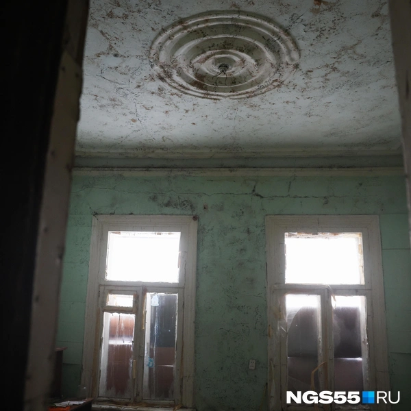Розетка под люстру, которую удалось найти в одноэтажном доме — настоящая редкость, традиционный исторический элемент. Лепнина, которую часто перекрывали пенопластом | Источник: Евгений Софийчук / NGS55.RU