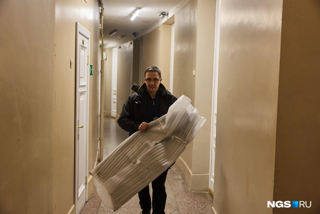 Игорь Железняков в качестве примера показал одну из оставшихся в палетах «чешуек» — их изготовили с запасом, а окончательное решение насчет декора самого дальнего участка купола пока не принято | Источник: Александр Ощепков / NGS.RU