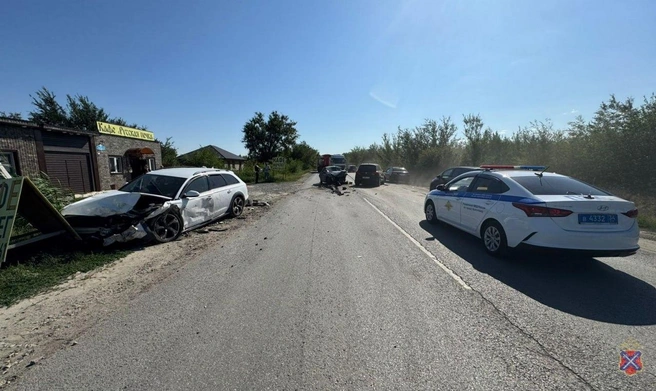 Подростка из Audi и водителя из Peugeot увезли на скорой | Источник: ГУ МВД России по Волгоградской области
