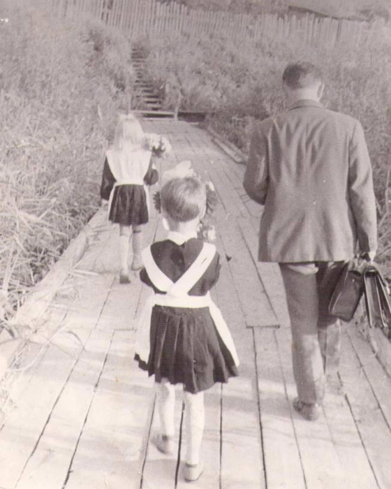 Идем скорее! Папе еще надо успеть показаться в НИИ. 1971 год | Источник: oldsaratov.ru