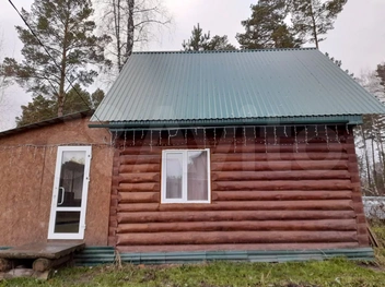 Такой деревянный домик можно снять в Калтае | Источник: «Авито»