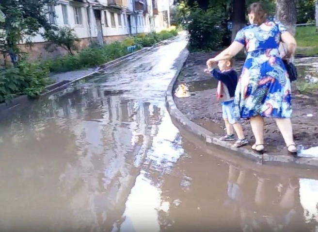 Видео: рязанцы перебираются через огромную лужу на улице Черновицкой | ya62.ru