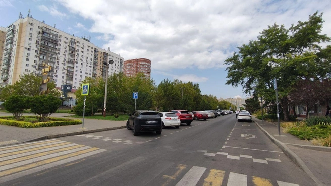 Все эти парковки станут платными для жителей. То есть бесплатно попасть в поликлинику или на рынок не получится | Источник: Краснодар ЮМР / T.me