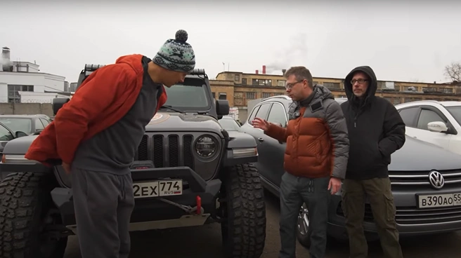 Дмитрий оставил заявку на «оживление» в конце прошлого года, когда сам уже не смог выяснить, что с его машиной | Источник: ИЛЬДАР АВТО-ПОДБОР / Youtube.com