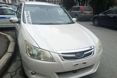 В Южно-Сахалинске ищут водителя, повредившего Subaru и скрывшегося