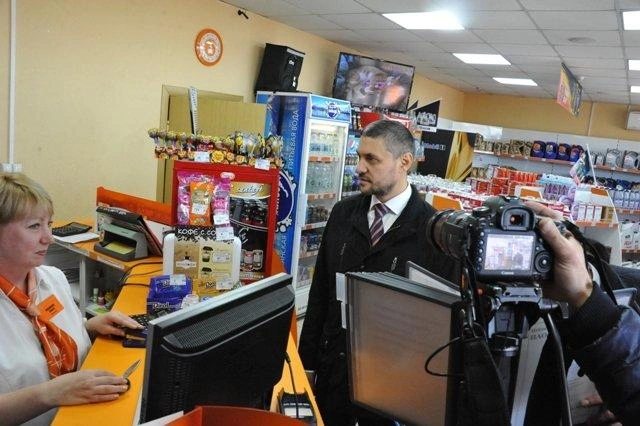 Александр Осипов лично поехал по АЗС в Чите | Источник: Пресс-службе губернатора Забайкалья
