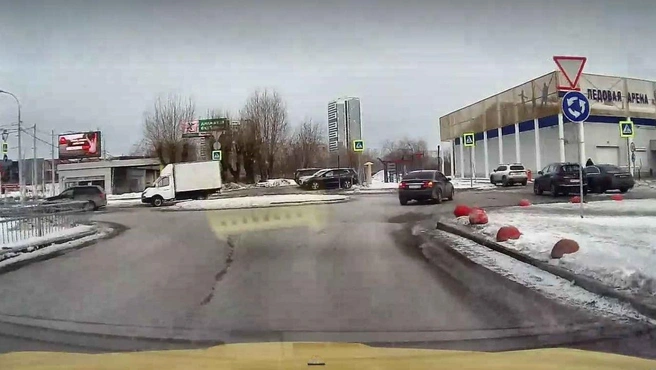 Посетители ледовой арены призвали перестроить сложный участок с автомобильным кольцом на Щербакова, 2д | Источник: «Яндекс.Карты»
